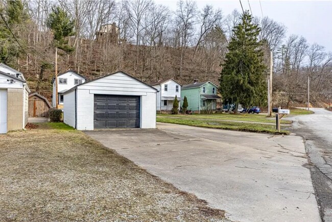 Building Photo - South Fayette Beauty! 4 bedrooms/2 baths