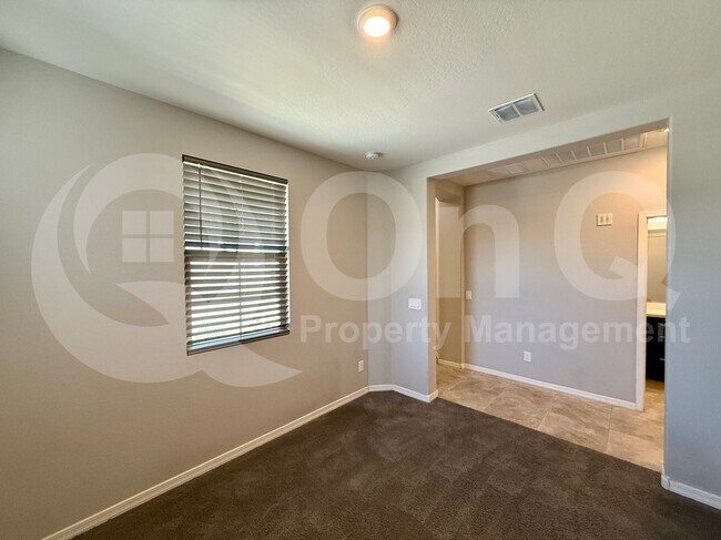 Building Photo - 2922 E Wayland Dr
