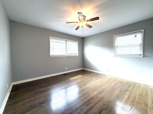 Building Photo - "Charming 3-Bed Home with Beautiful Hardwood Floors on Euclid Road!"