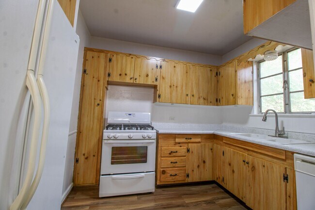 Building Photo - 1327 Vanderbilt St