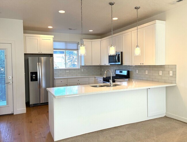 Primary Photo - 3883 Komenda Ct