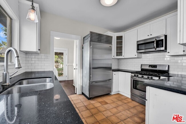 Building Photo - 2014 5th Ave