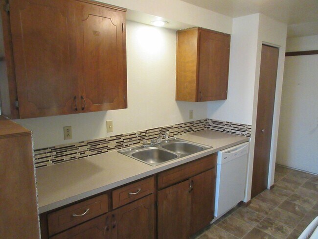 Building Photo - Two Bedroom Apartment Close to Downtown