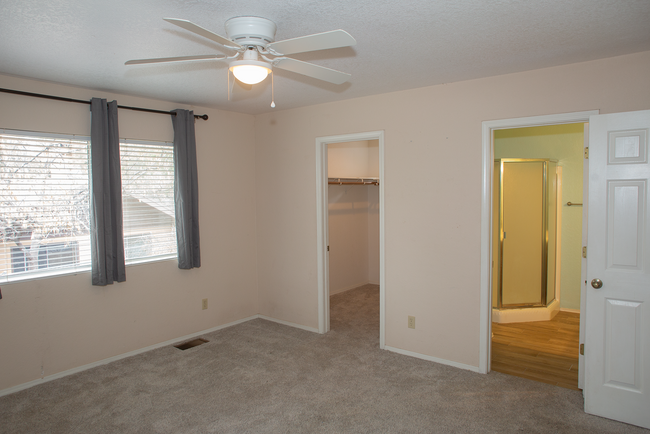 Master bedroom - 1003 N Matterhorn Rd