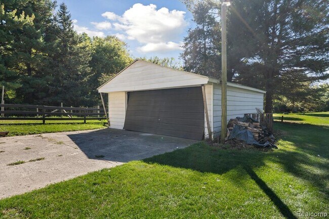 Building Photo - 2860 E Coon Lake Rd