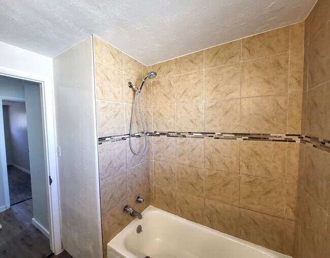 Building Photo - 3 bed 1 bath duplex in Clayton - $500 Off