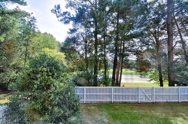Building Photo - Delightful in Downing Creek
