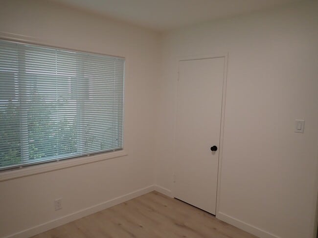 Building Photo - Single Family House in Desirable Neighborhood