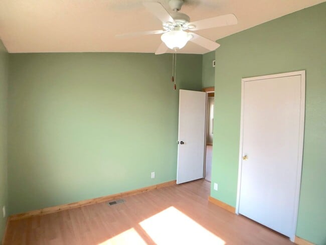 Building Photo - 4 bedroom home in Moriarty. Country Living! Close to I-40.