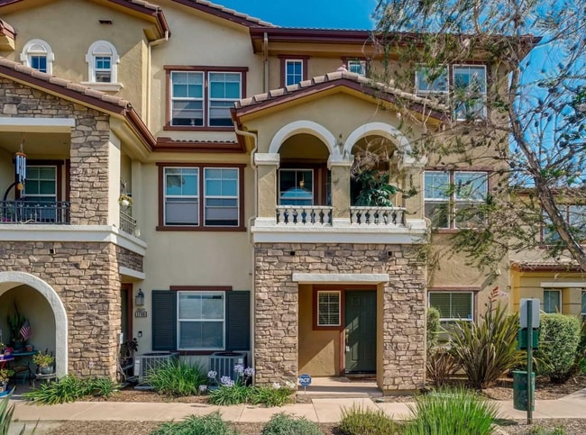 Building Photo - Tri-Level Townhome Located In Sky Ranch