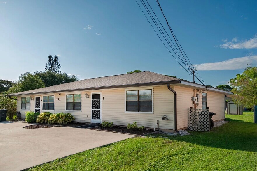 Outside - 604 Roselyn Ave