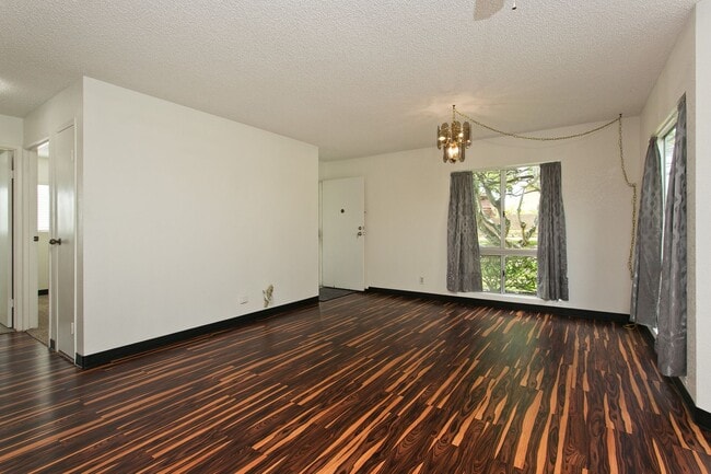 Building Photo - BEAUTIFUL 2 BD 1 BA 2 CAR TOWNHOME IN MILI...