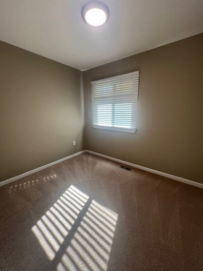 Building Photo - NICE WELL MAINTAINED TOWNHOME