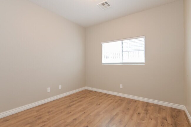 Building Photo - 1217 Grove Park St