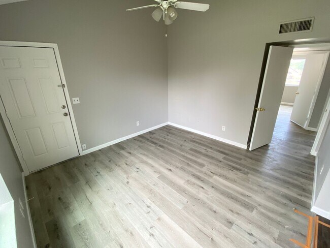 Building Photo - 3 Bedroom 2.5 Townhouse with Brand New Kit...