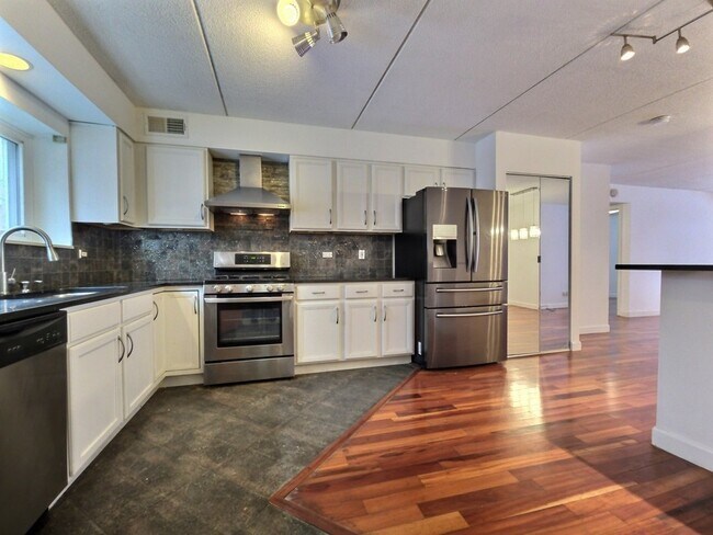 Building Photo - 8710 W Evelyn Ln