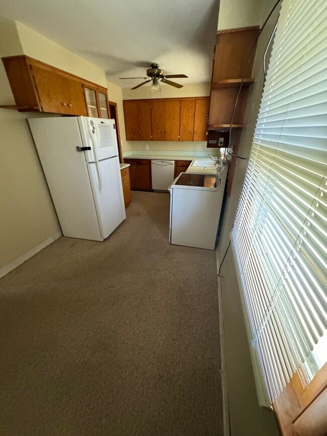 Building Photo - $1250 - 3 bed 2 bath - Single Family Home