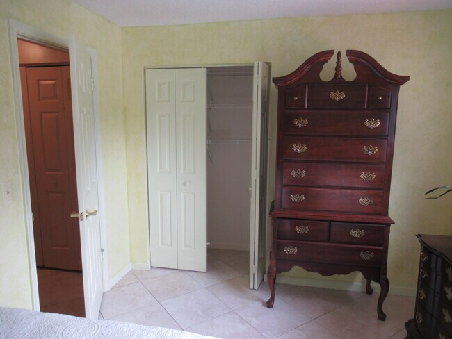 Building Photo - 4 Lexington Ln E