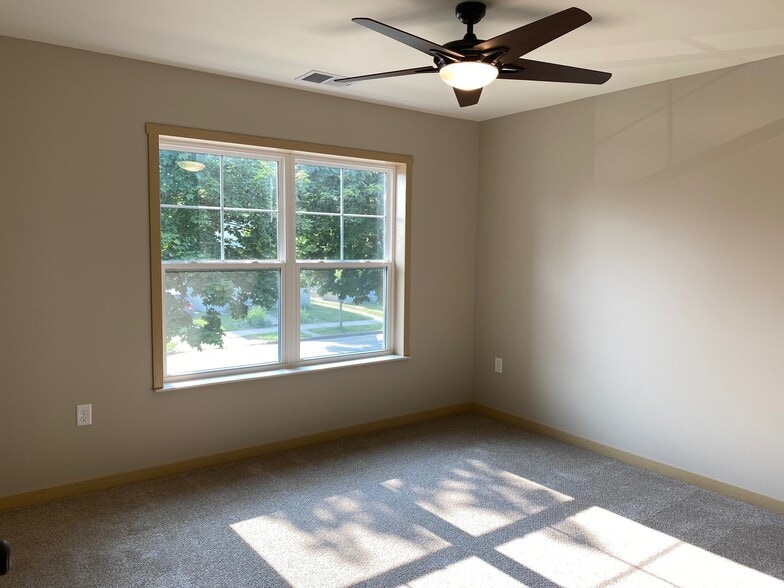 Building Photo - 604 5th Ave S