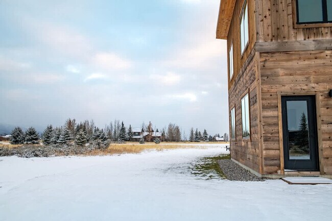 Building Photo - 3402 Alta Vista Dr