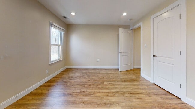 Building Photo - Welcome home to this stunning 1Bd/1Bth condo nestled in the heart of beautiful historic Old Town!