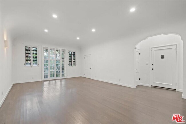 Building Photo - 1218 N La Cienega Blvd