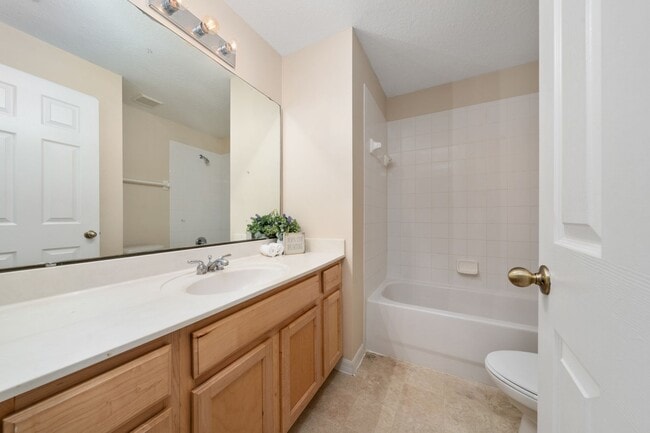 Building Photo - Town House 3 Bedroom and /2.5 Bathrooms. At Lee Vista area gated Community.