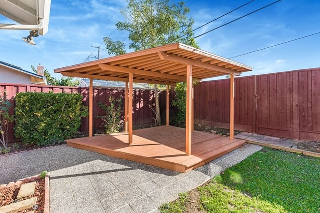 Building Photo - Spacious 4BR/3BA Home in Top-Rated School District!