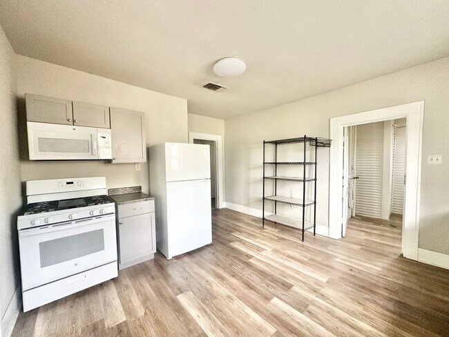 Building Photo - 2613 N Elm St