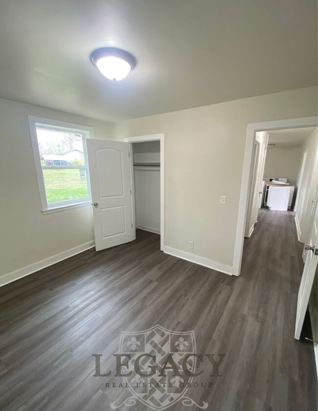 Building Photo - 7104 White Oak Dr