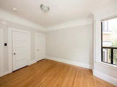 Building Photo - "Experience Vibrant San Francisco Living in This Spacious 4-Bedroom, 2-Bath Gem on Jones Street!"