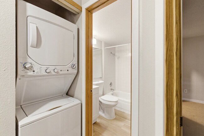 Building Photo - Spacious 1-Bedroom Condo in Aurora with Community Amenities