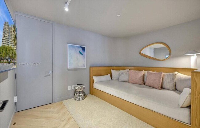 Building Photo - 2201 Collins Ave