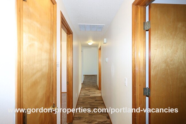 Building Photo - 9641 SE Schiller St