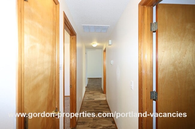 Building Photo - SE Schiller St - ranch style 3 bedroom home