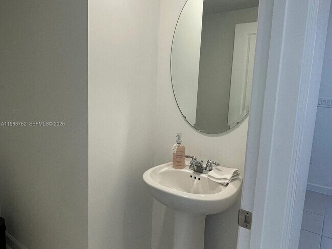 Building Photo - 728 SE 14th Ct