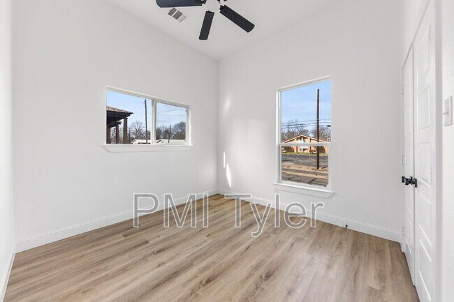 Building Photo - 1247 Bonham St