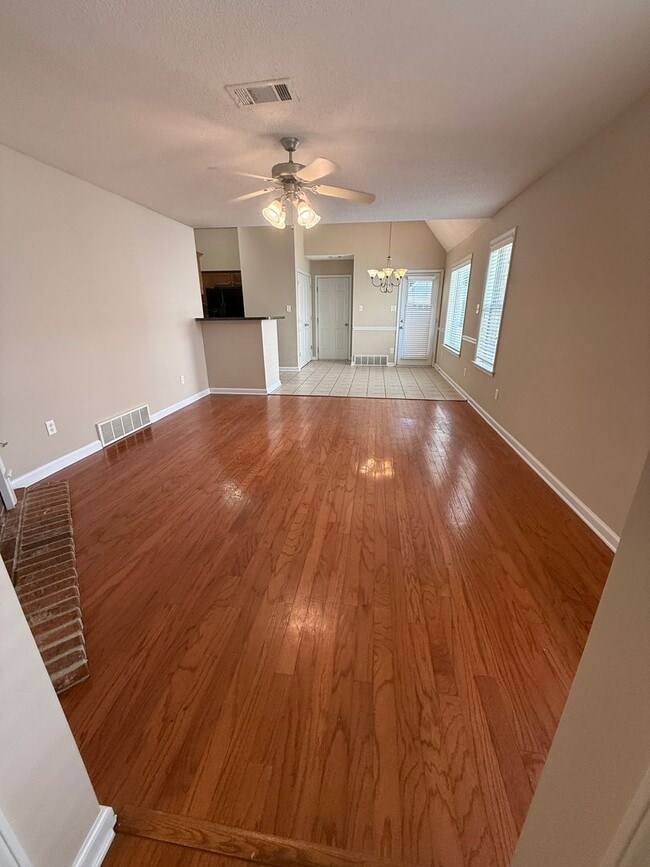 Building Photo - ADORABLE TWO STORY HOME IN GREAT LOCATION!