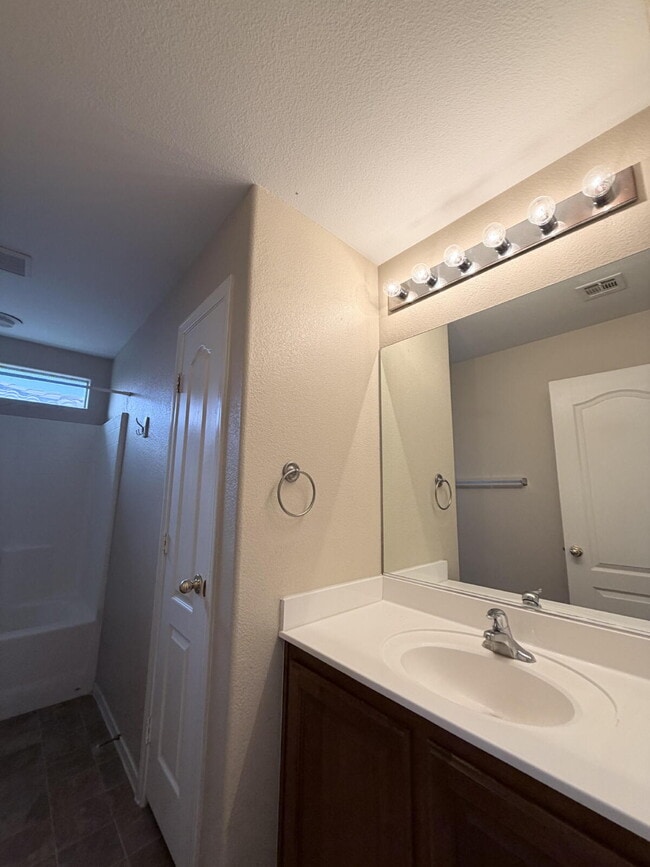 Building Photo - 3 bd 2.5 bath with LOFT