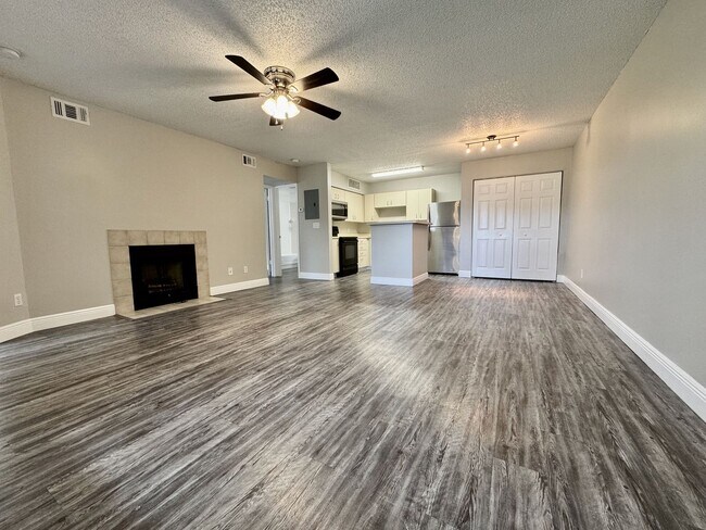Building Photo - 2/1 Condo in Gated Lakefront Altamonte Com...