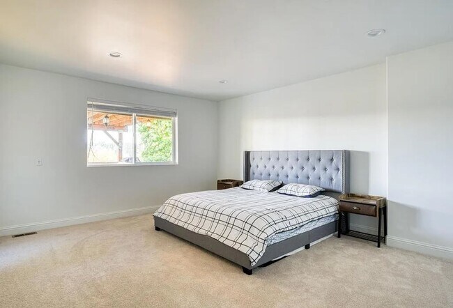 Building Photo - Beautiful Lower-Level Home in Bellevue