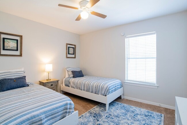 Building Photo - Conveniently Located Furnished Townhome in...