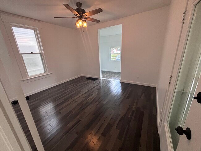 Building Photo - 923 3rd St