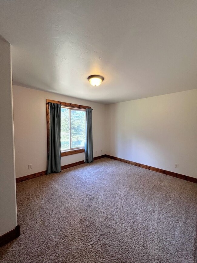 Building Photo - Charming Home with Open Floor Plan & Pet-Friendly Yard – Prime Location!