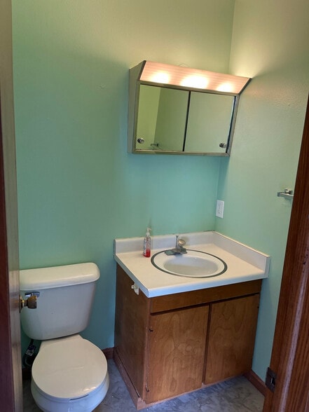 Half Bath (UL) - 3001 Ashford Ln