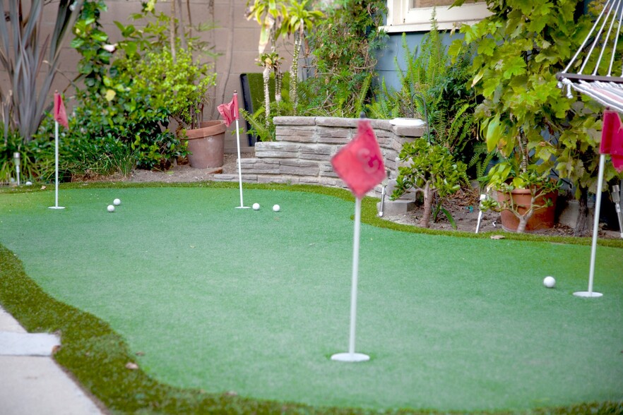 Putting Green - 301 Broadway St