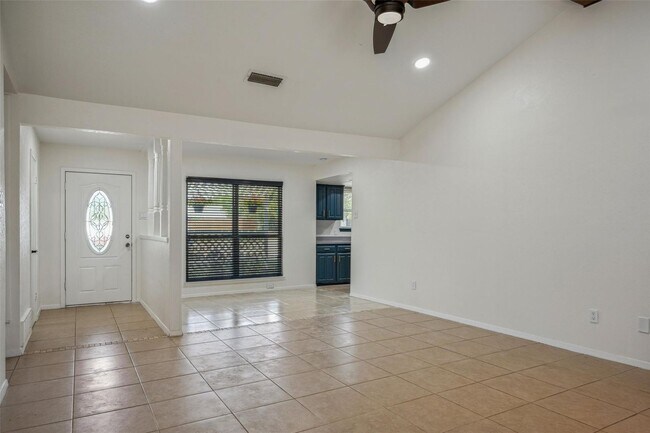 Building Photo - Beautifully crafted 3 Bed 2 Bath home in L...