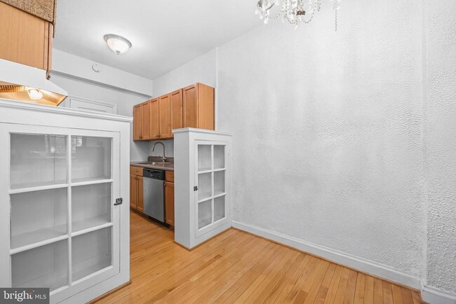 Building Photo - 2032 Belmont Rd NW