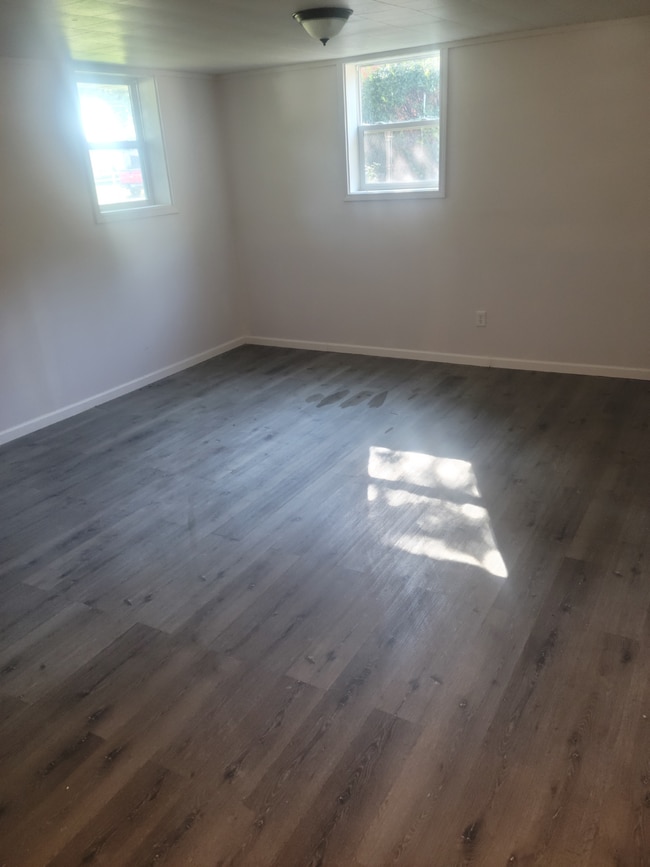 Building Photo - "Charming 3-Bed Home with Granite Elegance...