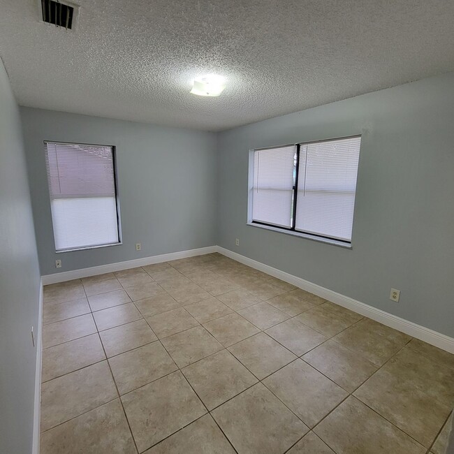 Building Photo - Charmin 3/1 Duplex In Groveland FL